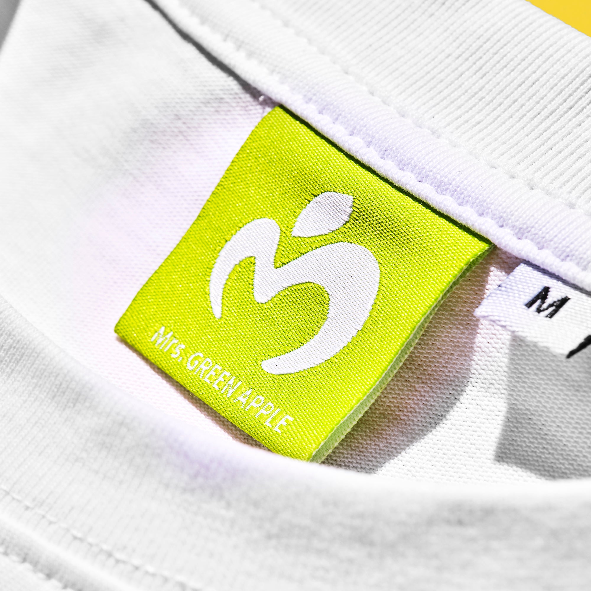 IM/MUTABLE ロゴTシャツ B / ホワイト – Mrs. GREEN APPLE OFFICIAL STORE