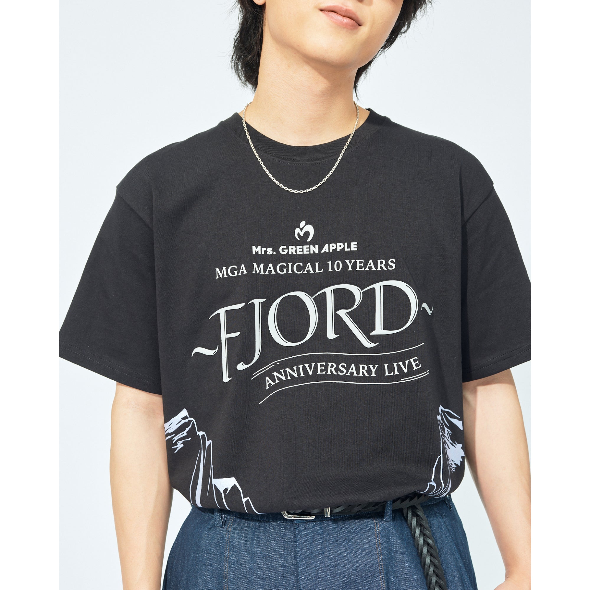 Mrs. GREEN APPLE FJORD フィヨルド ロゴTシャツ 黒 FJORD ロゴTシャツ / ブラック – Mrs. GREEN APPLE OFFICIAL STORE